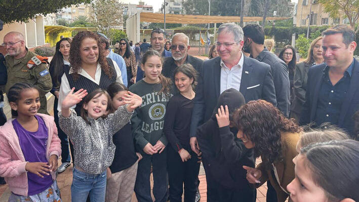 קיש וקינסטליך עם התלמידים. "אפשר להחזיר את פורים?" | צילום: מאיר תורג'מן קיש וקינסטליך עם התלמידים. "אפשר להחזיר את פורים?" | צילום: מאיר תורג'מן