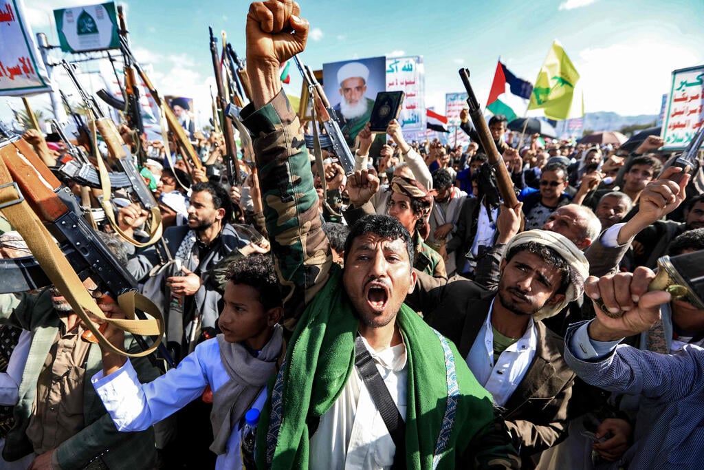 Houthi protesters in Yemen’s capital, Sanaa, rally in support of Iran and Hezbollah (Photo: Mohammed Huwais/AFP) מפגינים חות'ים בצנעא, בירת תימן, בתמיכה באיראן ובחיזבאללה