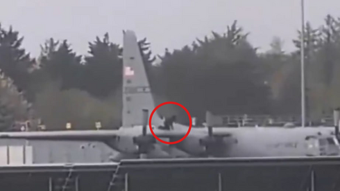 Видео: мужчина с топором повредил самолет ВВС США в Ирландии