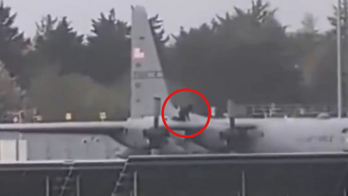 תיעוד יוצא דופן מאירלנד: טיפס על מטוס „הרקולס” אמריקני – ותקף עם גרזן