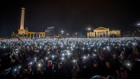הונגריה: רבבות בעצרת נגד אורבן בבודפשט, בקריאה „רוסים הביתה!”