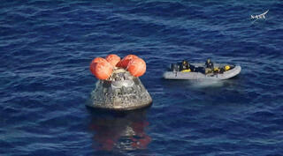 נחיתת האסטרונאוטים ממשימת ארטמיס 2 באוקיינוס השקט אחרי המסע לירח