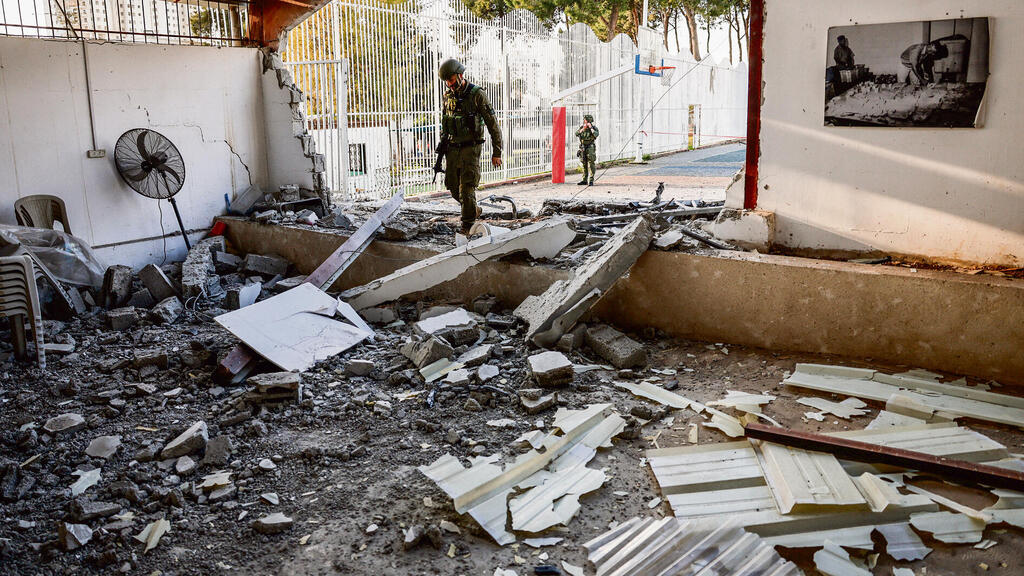 נראה שהפסיפס הקדום לא ניזוק, אלא רק המבנה החיצוני. הפגיעה בכנסייה הביזנטית העתיקה בנהריה בסוף השבוע (Amir Cohen, REUTERS) נראה שהפסיפס הקדום לא ניזוק, אלא רק המבנה החיצוני. הפגיעה בכנסייה הביזנטית העתיקה בנהריה בסוף השבוע