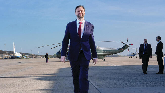 מביט אל עבר הבחירות הבאות. ואנס, אתמול לאחר הנחיתה באיסלמבאד