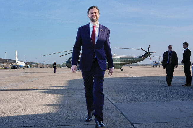 מביט אל עבר הבחירות הבאות. ואנס, אתמול לאחר הנחיתה באיסלמבאד