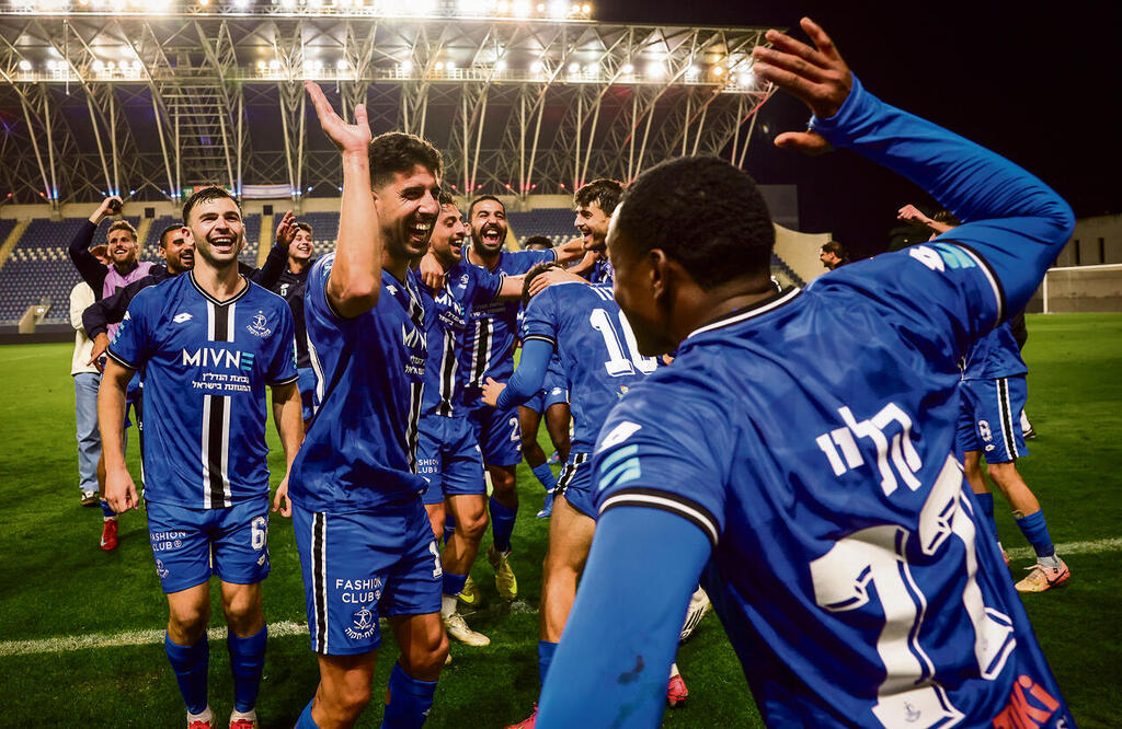 חגיגה בכחול. שחקני הפועל פ"ת עושים עוד עלייה (עוז מועלם) חגיגה בכחול. שחקני הפועל פ"ת עושים עוד עלייה