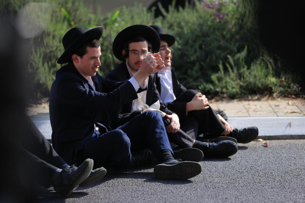 צילום: ירון ברנר הפגנת חרדים בלשכת הגיוס תה"ש במהלך יום גיוס של תומכי לחימה במסלולים חרדיים