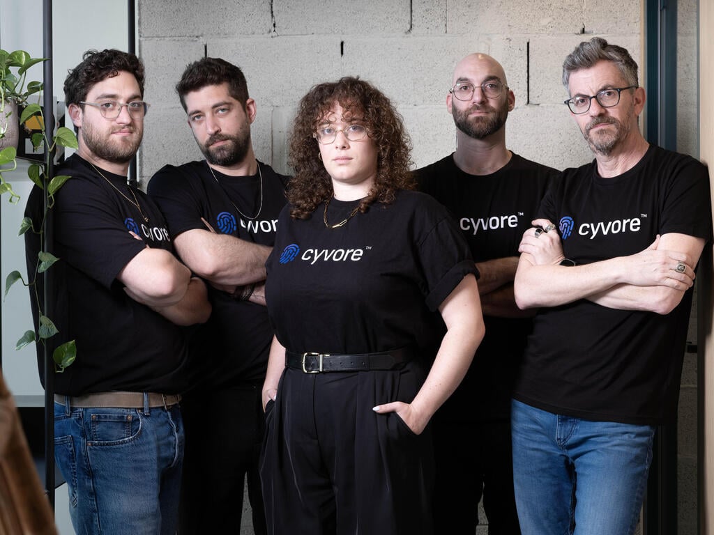Cyvore founders, from right: CEO Ori Segal and siblings Yiftach, Ella, Assaf and Yoav Rotem, co-founders (Photo: Yuval Chen) מייסדיי חברת סייבור, מימין לשמאל: המנכ"ל אורי סגל והאחים יפתח, אלה, אסף ויואב רותםיסד-שותף