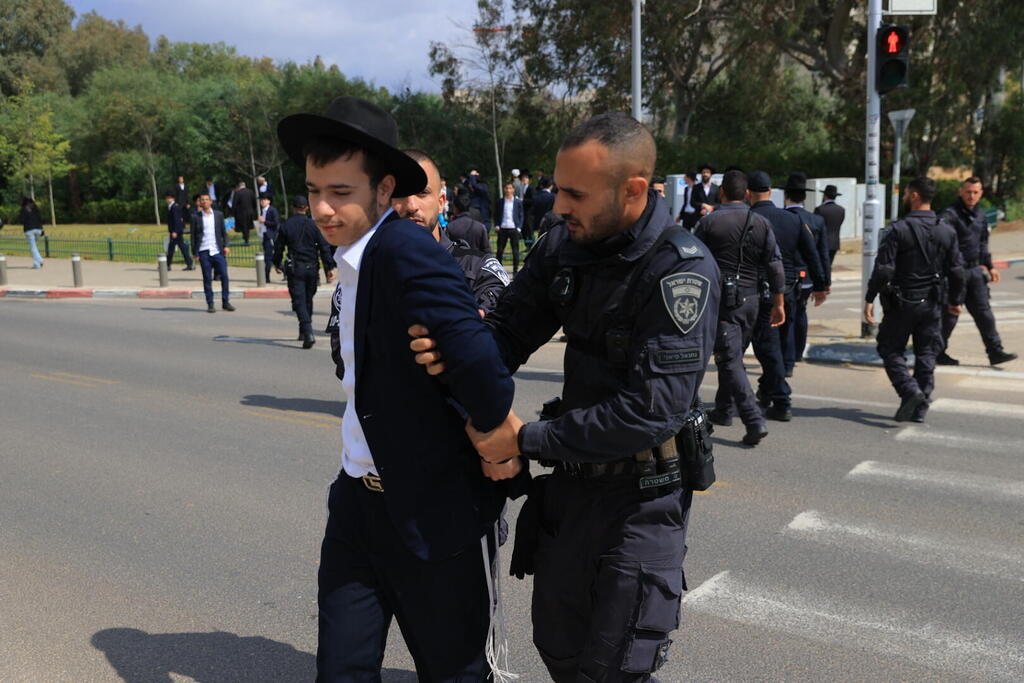 צילום: ירון ברנר הפגנת חרדים בלשכת הגיוס תה"ש במהלך יום גיוס של תומכי לחימה במסלולים חרדיים
