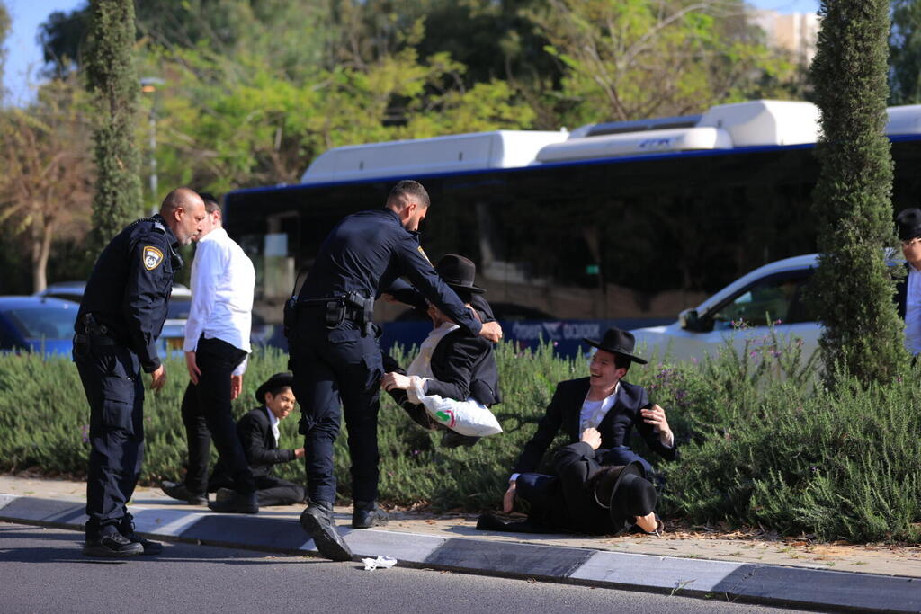 הפגנה נגד גיוס בתל השומר (צילום: ירון ברנר ) הפגנת חרדים בלשכת הגיוס תה"ש במהלך יום גיוס של תומכי לחימה במסלולים חרדיים