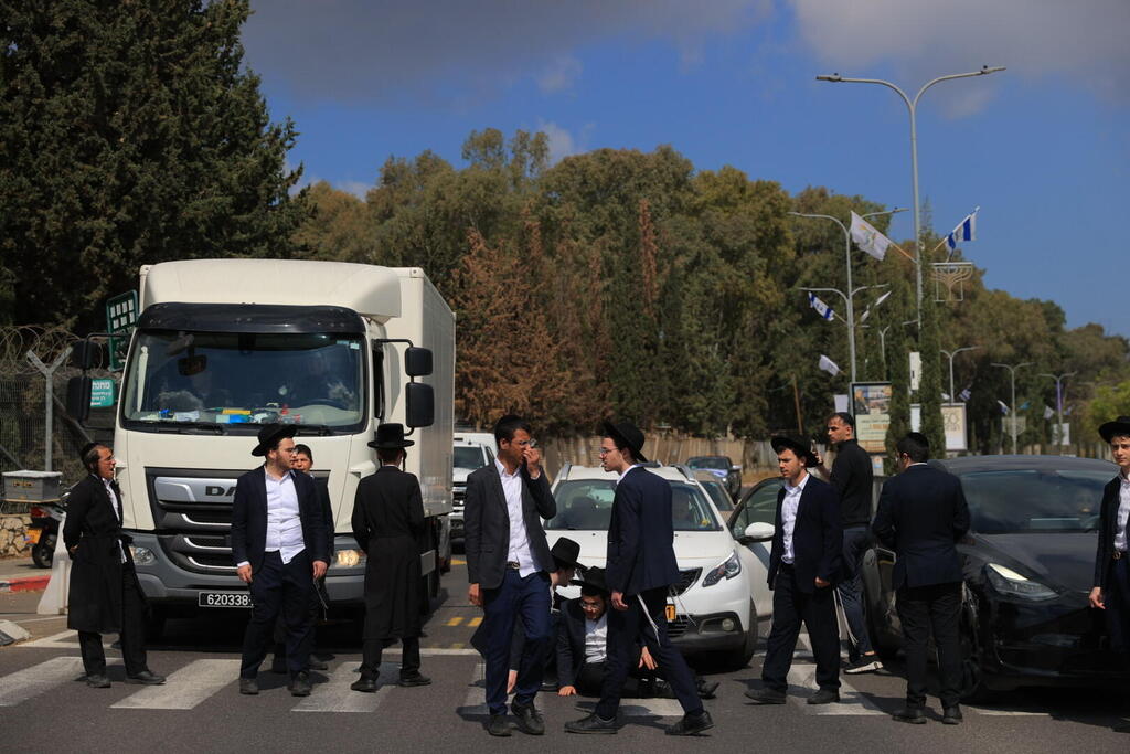 הפגנת חרדים בתל השומר נגד הגיוס, במקביל לדיון בבג"ץ (צילום: ירון ברנר) הפגנת חרדים בלשכת הגיוס תה"ש במהלך יום גיוס של תומכי לחימה במסלולים חרדיים
