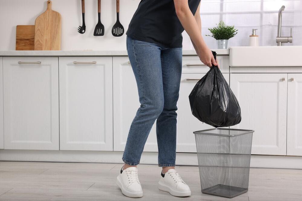 אל תחכו עם הזבל, הריח קריטי (צילום: shutterstock) לזרוק את הזבל