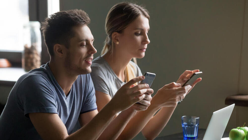 הגדירו איזור בלי מסכים בבית (צילום: shutterstock) סמארטפונים