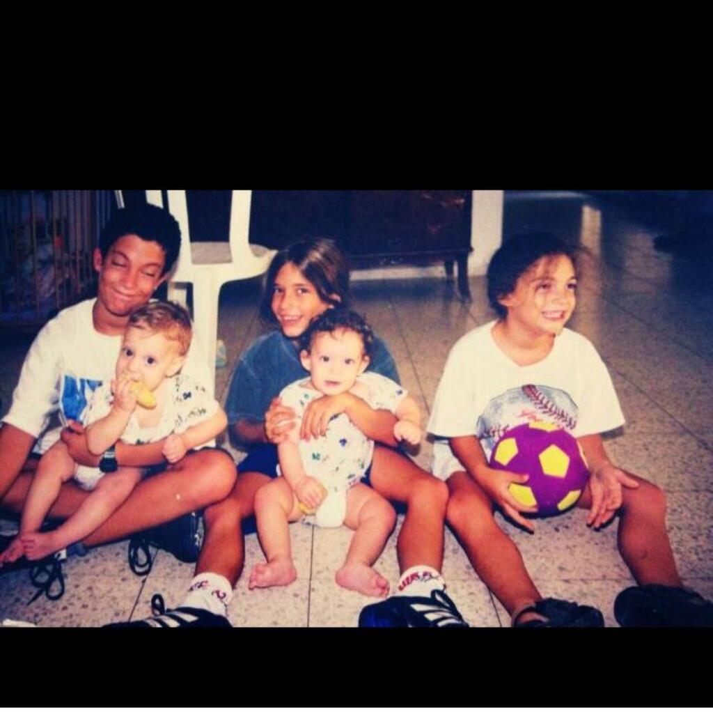 The Rotem siblings in their youth (Photo: Courtesy) האחים לבית משפחת רותם בצעירותם
