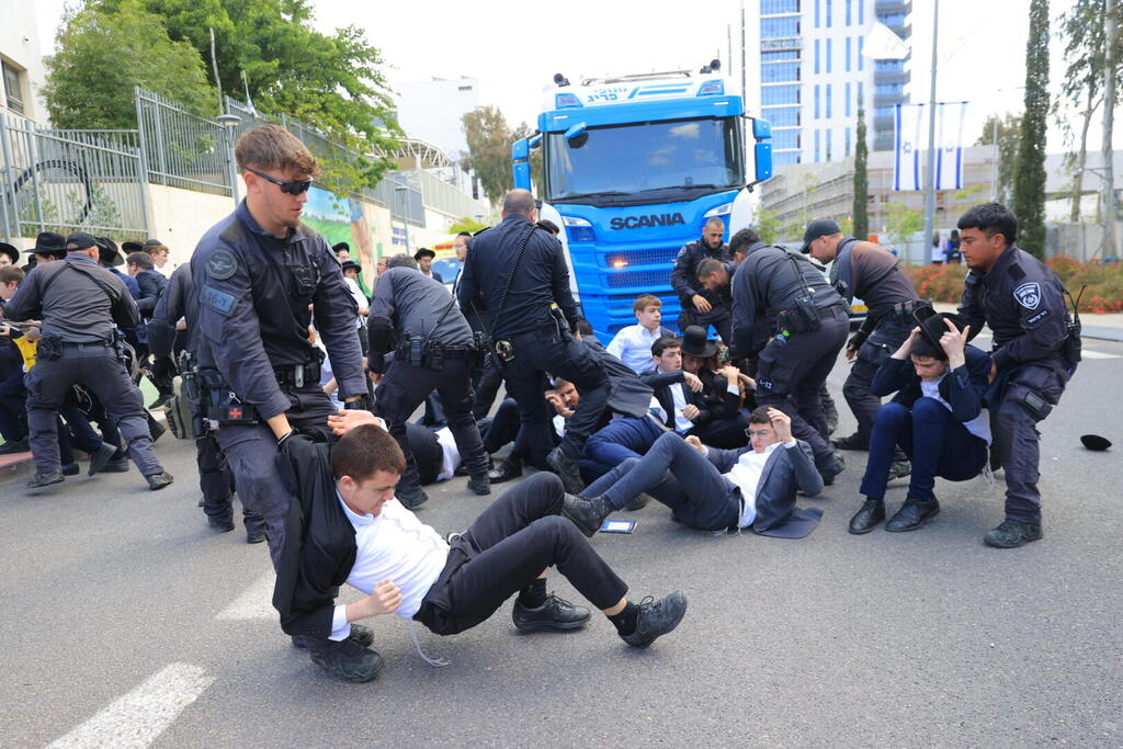 הפגנת חרדים בלשכת הגיוס תה"ש במהלך יום גיוס של תומכי לחימה במסלולים חרדיים