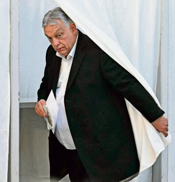 ויקטור אורבן יוצא מהקלפי