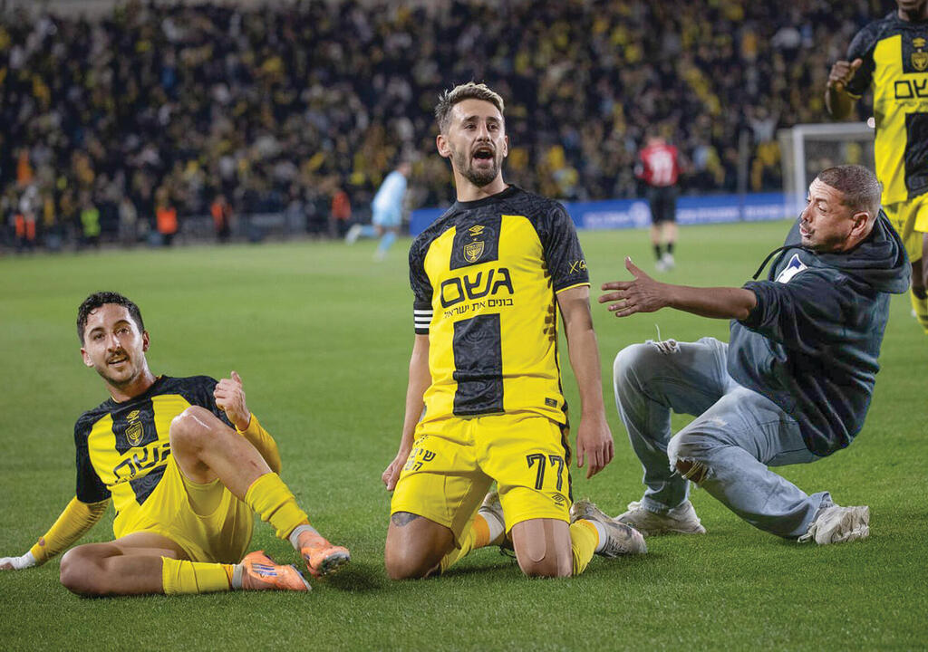 אוהד בית"ר מצטרף לחגיגות השער של אצילי | צילום: אלכס קולומויסקי