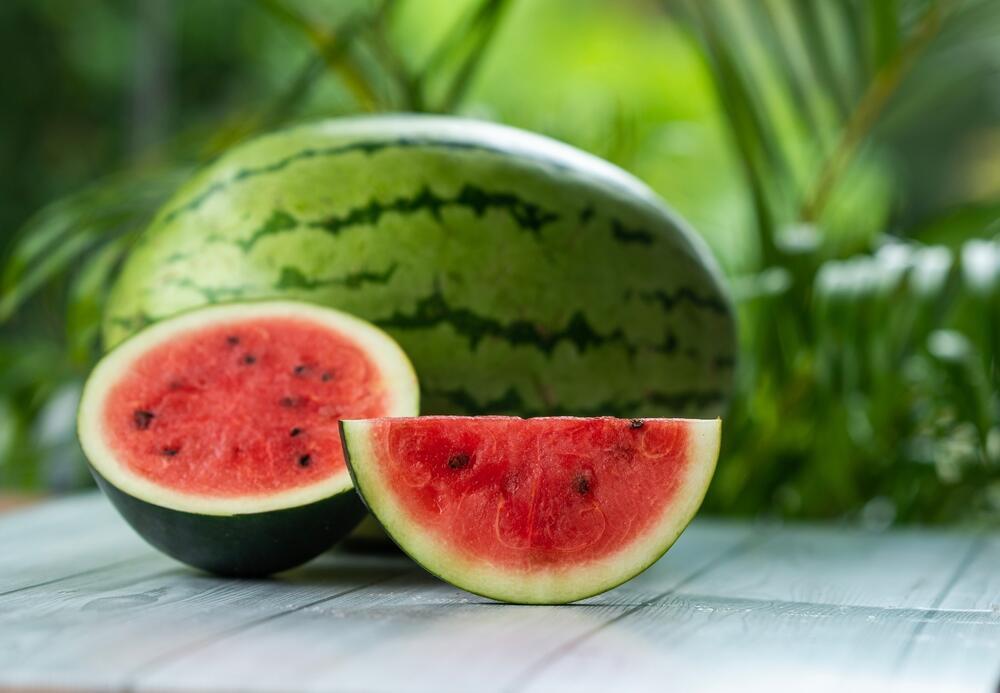 ״על הארץ הוא גדל גם בשמש גם בצל״. אבטיח (צילום: shutterstock) מזונות עם ריכוז ליקופן