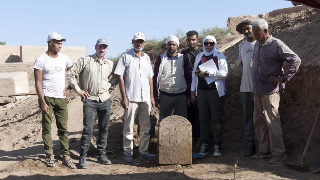Archaeologists present the 2,000-year-old stone slab discovered in Luxor, the site of ancient Thebes (Photo: Egyptian Ministry of Tourism and Antiquities) צוות הארכאולוגים מציג את לוח האבן בן 2,000 השנים שהתגלה בלוקסור (תבאי העתיקה)