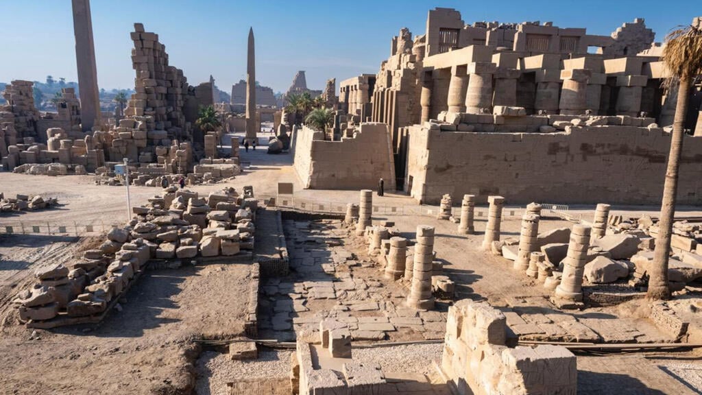 The site at the Karnak Temple complex in Luxor where archaeologists found the 2,000-year-old stone slab (Photo Egyptian Ministry of Tourism and Antiquities) האתר במתחם מקדש כַּרְנָכּ בלוקסור, שם מצאו ארכאולוגים את לוח האבן בן 2,000 השנים