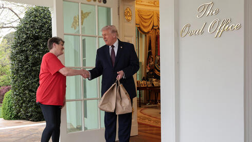 טראמפ זימן עיתונאים, קיבל משלוח ממקדונלדס וטען: 