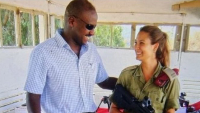 מפקד צבא אוגנדה מוהוזי קיינרוגבה לצד קצינה בצה"ל