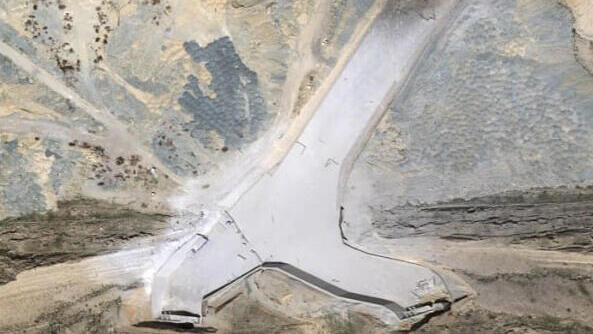 המטוסים נלכדו בתוך ההר: תמונות לוויין חשפו את הפגיעה בבסיס האיראני הסודי