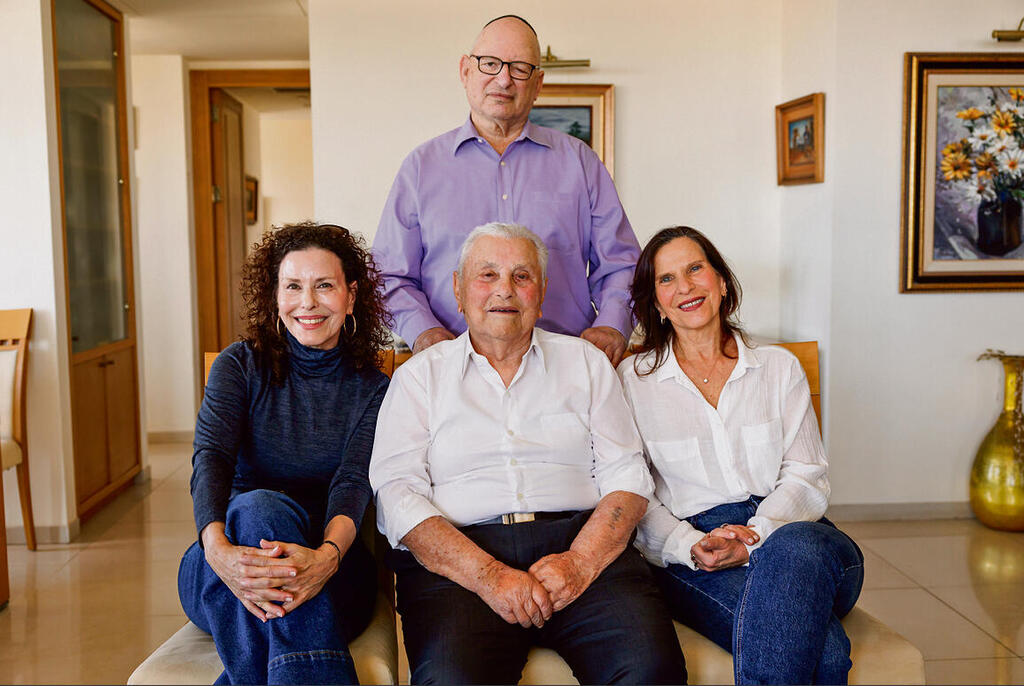 יוסקה הרשקוביץ עם בנותיו אתי מונד (מימין) וגילה גברון. עומד מאחור: ד"ר יואל רפל