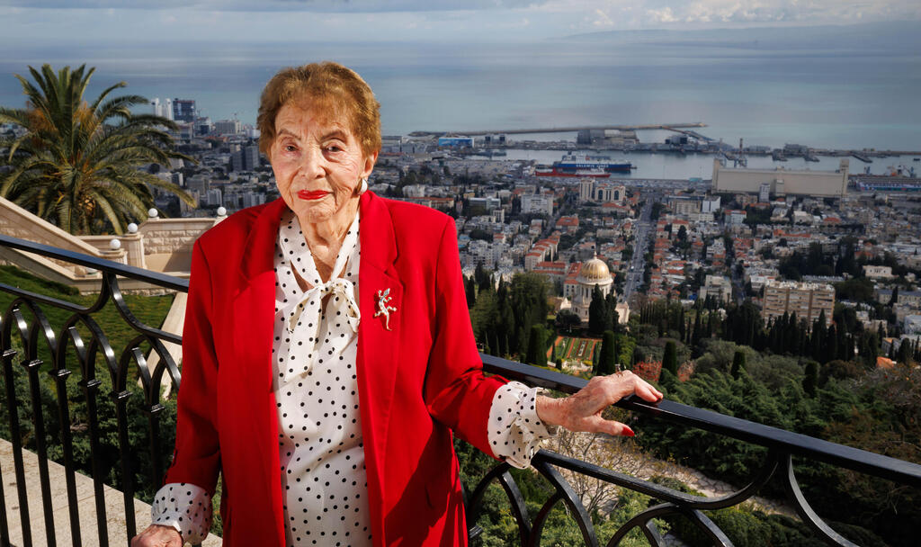 בחיפה, מעל הנמל