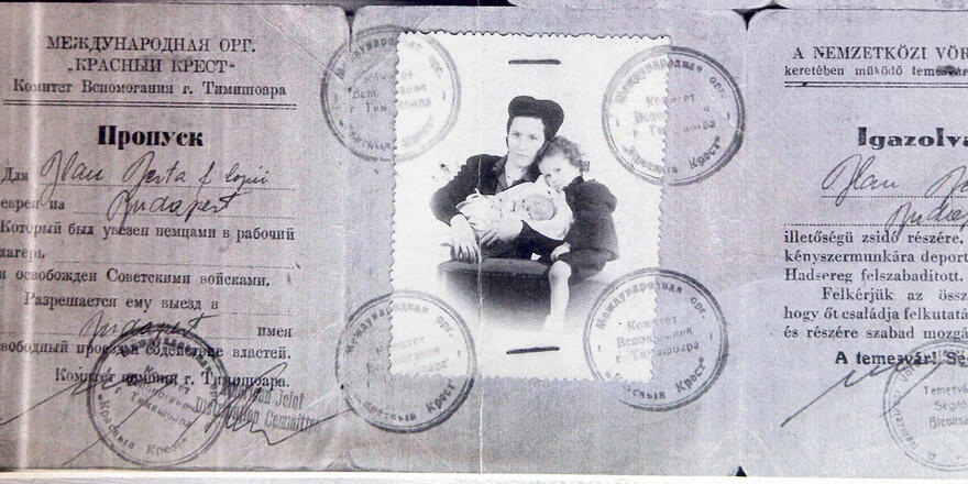 אברהם עם אמו ואחיו בתעודת המעבר של הצלב האדום