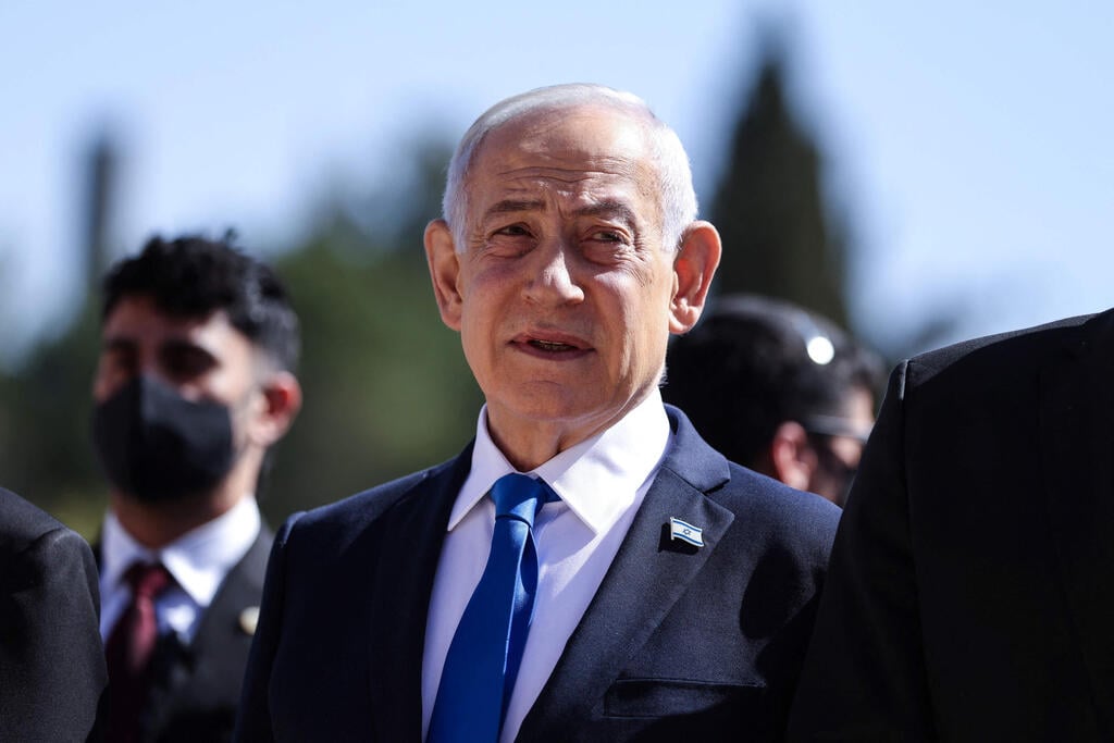 רה"מ נתניהו (צילום: Ilia YEFIMOVICH / AFP) רה"מ בנימין נתניהו בטקס הנחת הזרים ביד ושם