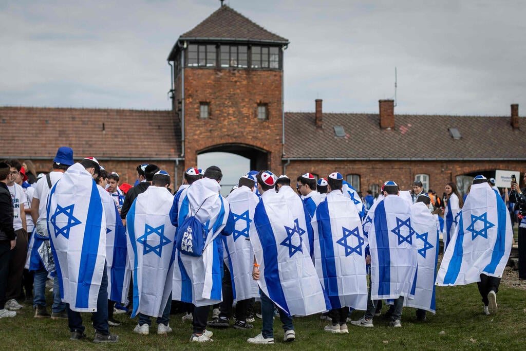 מצעד החיים במחנה ההשמדה אושוויץ (צילום: Wojtek RADWANSKI / AFP) מצעד החיים בפולין
