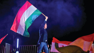 מדיאר מניף את דגל הונגריה בבודפשט אחרי הניצחון הסוחף      