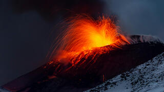 לבה פורצת מלוע הר הגעש אטנה בסיציליה