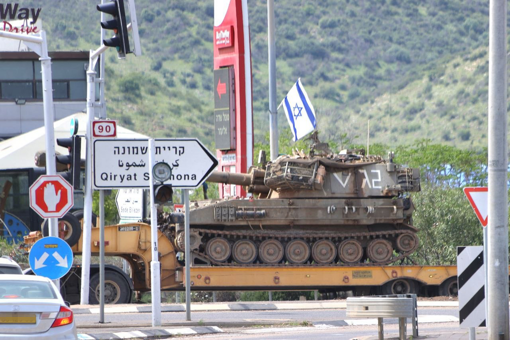 טנק צה"לי מובל לגבול לבנון מאזור קריית שמונה (צילום: מוטי קמחי ) טנק צה"לי מובל לגבול לבנון מאזור קריית שמונה