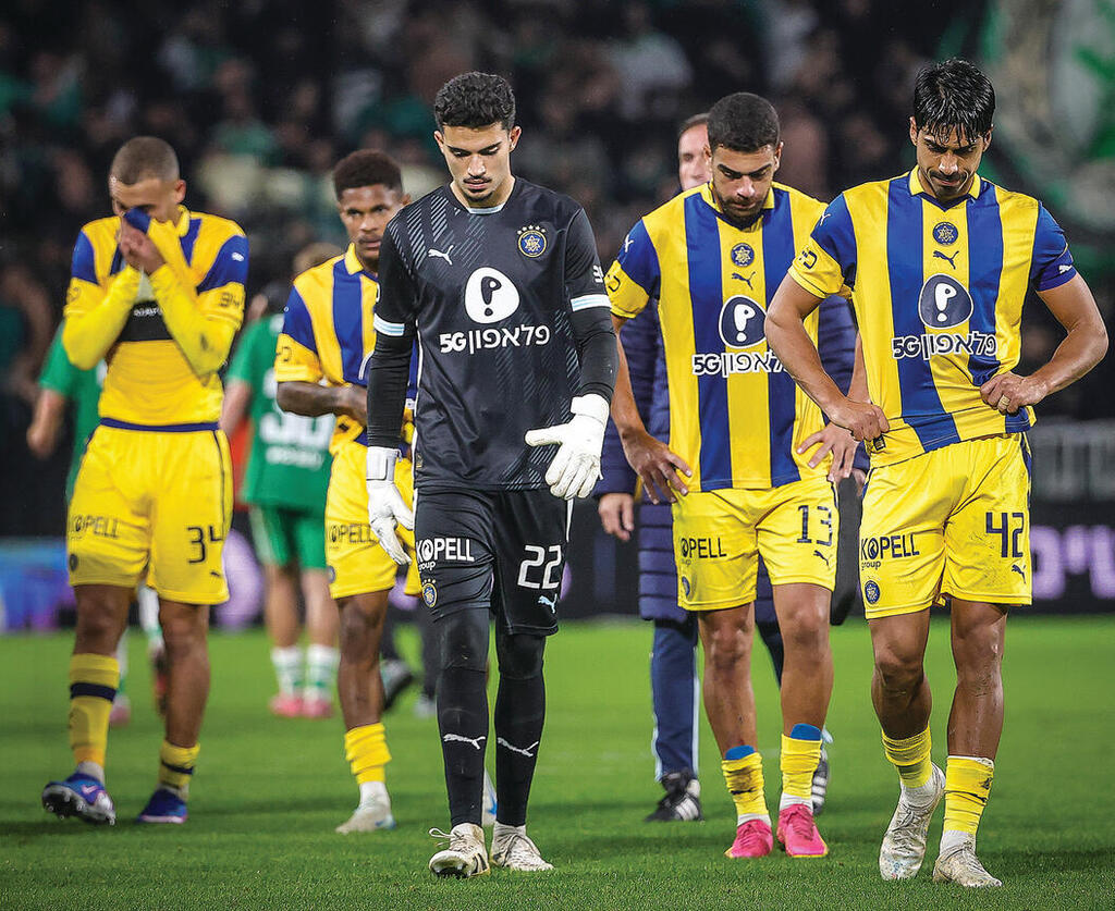 בפינה הצהובה: מכבי ת"א. קבוצה מוגבלת מלאה בבאגים