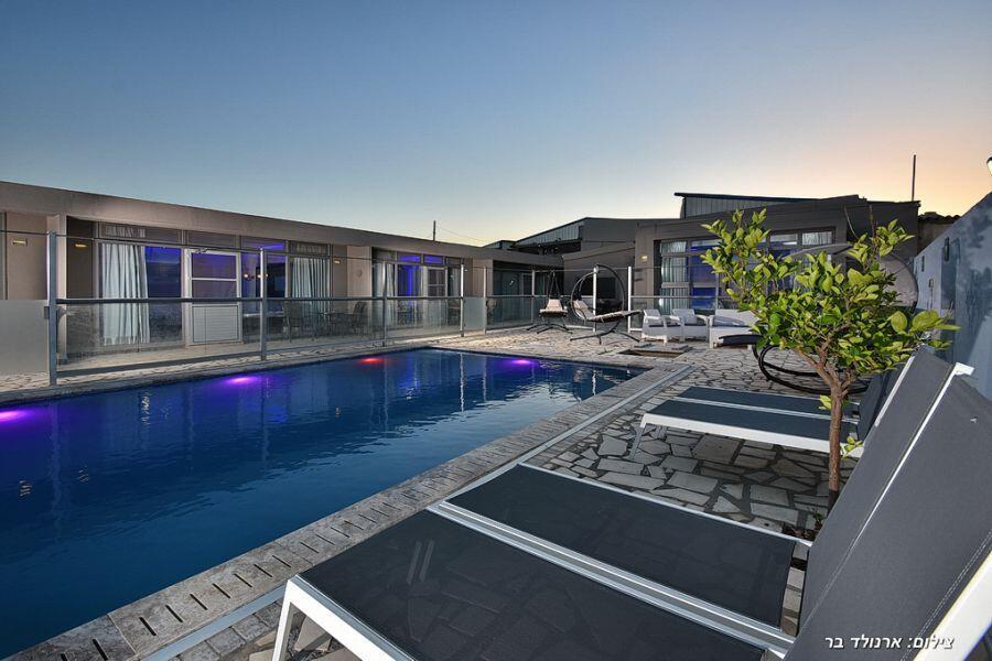 סוויטות כחול לבן - בקתות אגם