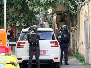 חשוד מתבצר עם נשק בביתו בירושלים