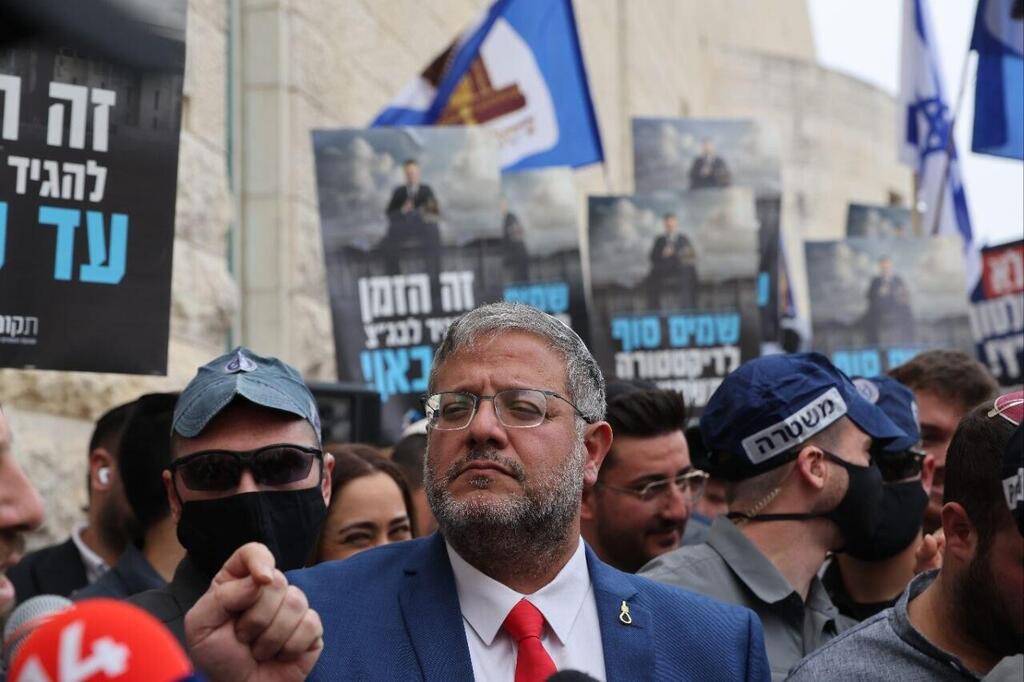 בן גביר מחוץ לדיון בג"ץ (צילום: אלכס קולומויסקי) בן גביר מחוץ לדיון בג"ץ