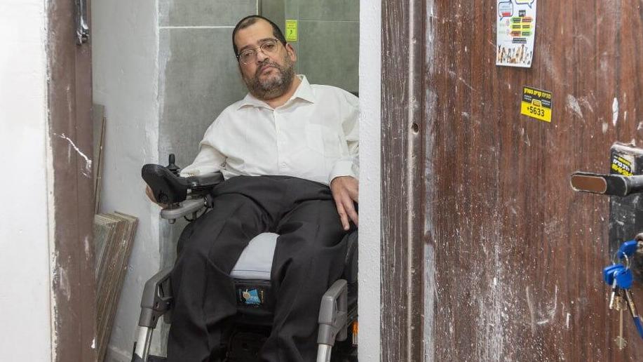 אברהם רואש, עורך דין המרותק לכיסא גלגלים, אינו יכול לשוב לדירת הדיור הציבורי שלו בנתניה לאחר פרויקט תמ"א 38