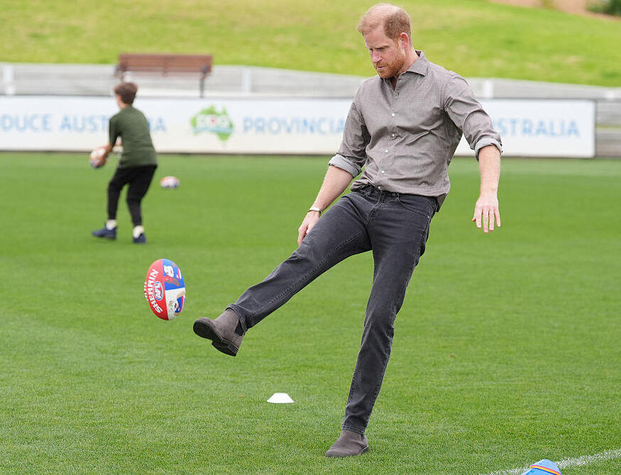 מפגין ביצועים על המגרש (צילום: Jonathan Brady-Pool/Getty Images) מייגן מרקל הנסיך הארי