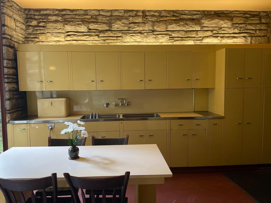 A pioneer of modern architecture. The yellow kitchen at Fallingwater, designed by Frank Lloyd Wright (Photo: Magsfry, shutterstock) המטבח הצהוב, הבית על האשד, פרנק לויד רייט
