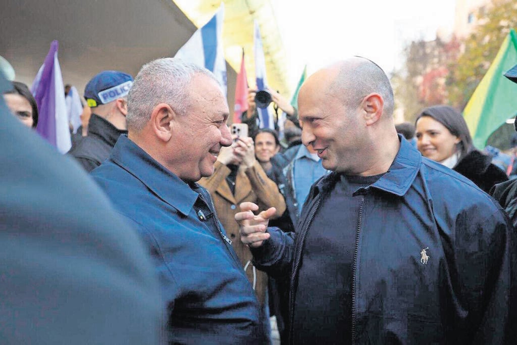 נפתלי בנט וגדי איזנקוט (צילום: שחר יורמן) נפתלי בנט וגדי איזנקוט