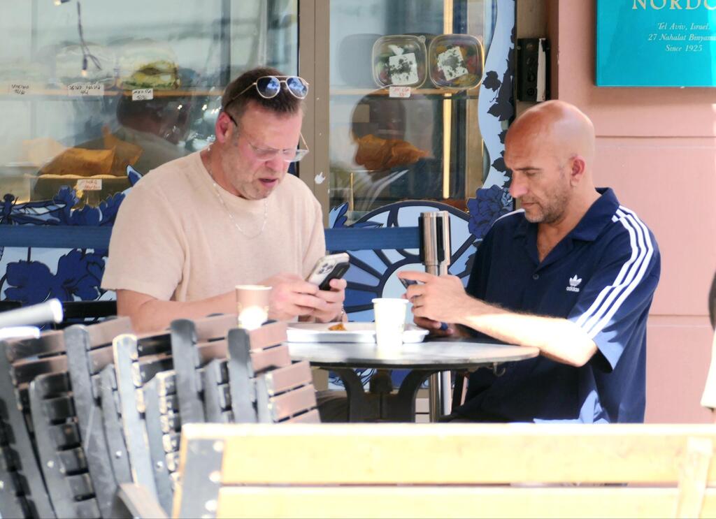 יש לך גם טיקטוק? אסי כהן ואדיר מילר בפפראצי נדיר במחוזתינו (צילום: אמיר מאירי) פפראצי אדיר מילר אסי כהן