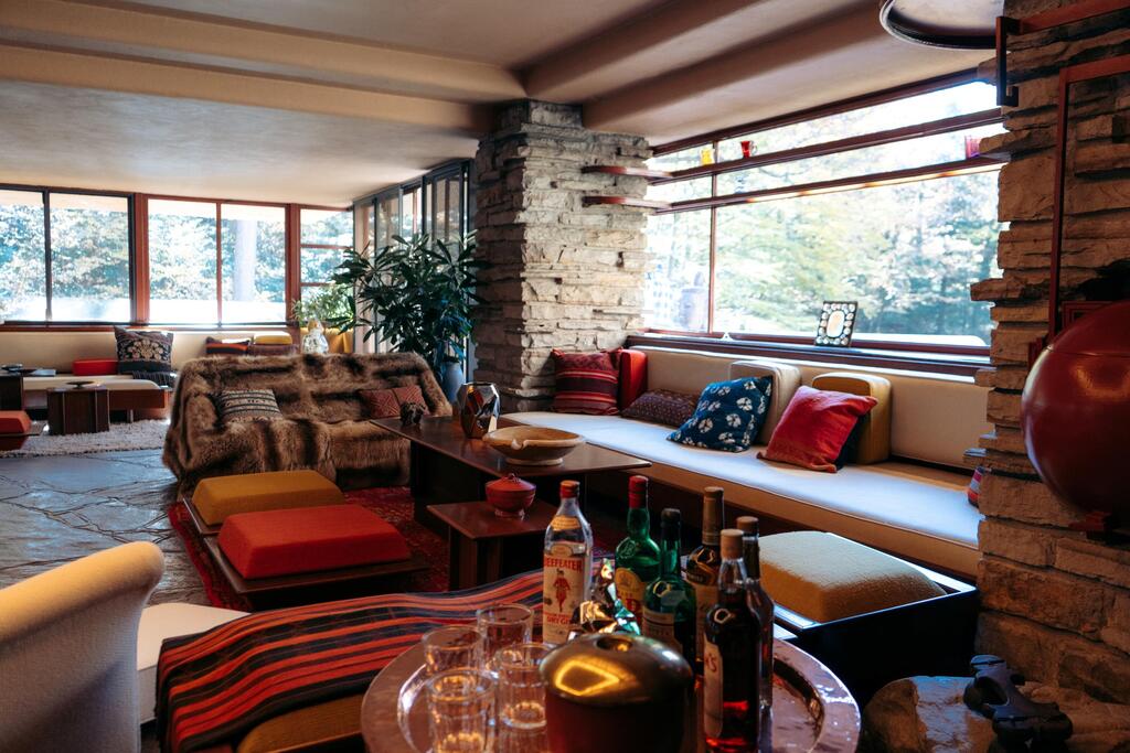 Interior of Fallingwater, which draws about 150,000 visitors each year (Photo: Taras Vovchuk, shutterstock) עיצוב הפנים בבית על האשד