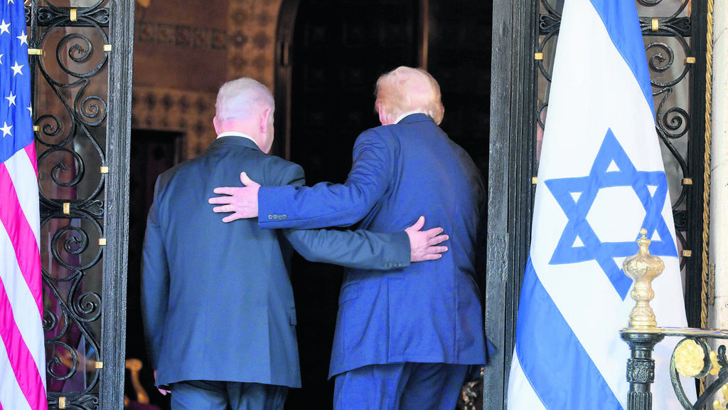 טראמפ רואה בהסכם הישג - ומוכן לרסן את ישראל (צילום: עמוס בן גרשום, לע"מ) דונלד טראמפ ובנימין נתניהו בפלורידה