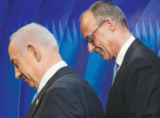 קנצלר גרמניה מרץ עם נתניהו בביקורו בארץ, בדצמבר. אם גם ידיד כמוהו יהפוך לאויב, עם מי בדיוק נישאר? | צילום: אי-פי, Ariel Schalit