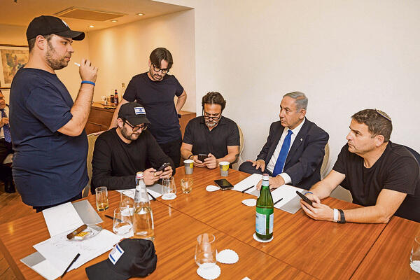 נתניהו עם יועציו בקמפיין הבחירות לכנסת ה־ 25