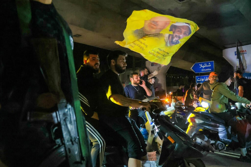 תומכי חיזבאללה חוגגים את הפסקת האש. המטרה: להשתלט פוליטית על לבנון (צילום: ibrahim AMRO / AFP) תומכי חיזבאללה חוגגים את הפסקת האש עם ישראל בלבנון