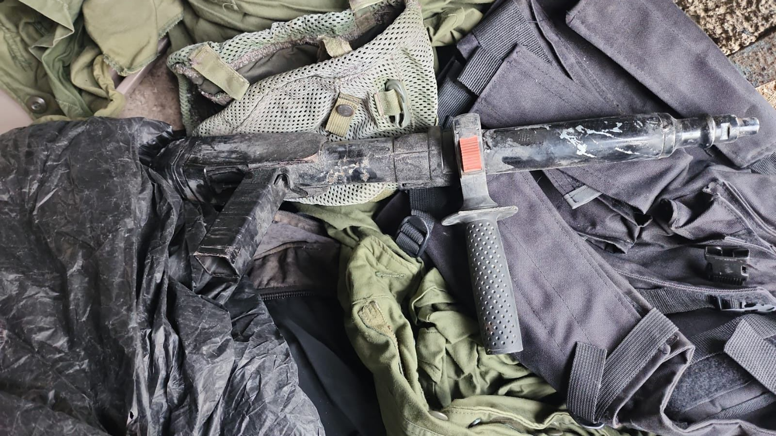 הנשק והציוד הצבאי שהיה ברשותו של המחבל